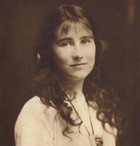 Lady Elizabeth Bowes-Lyon als jong meisje, ca. 1917, 1937 door Unbekannt
