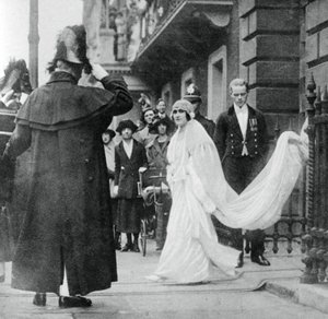 Lady Elizabeth Bowes-Lyon op weg naar haar huwelijk in Westminster Abbey, 26 april 1923, 1937 door Unbekannt