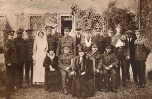 Lady Elizabeth met gravin van Strathmore en herstellende gewonde soldaten, 1916 door Unbekannt