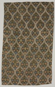 Lampas fragment met bloemen in ogivaal raster, 1600s door Unbekannt