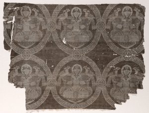 Lampasfragment met zittende prins die valken vasthoudt in kufische medaillons, 1654-1955 door Unbekannt