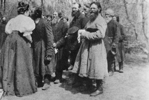 Landheer geeft de Paasgroet aan haar boeren, Rusland, 1890s