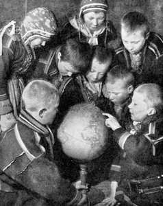Lapse kinderen kijken naar een wereldbol, 1936
