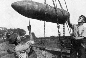 Grote granaat op weg naar het front, Eerste Wereldoorlog, 1914-1916, c1920