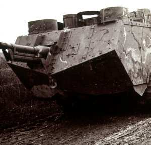 Grote tank in beweging, ca. 1914-1918