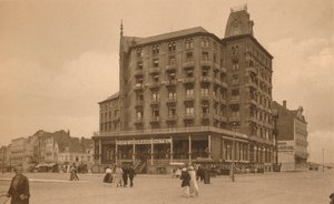 Le Grand Hotel, c1900 door Unbekannt