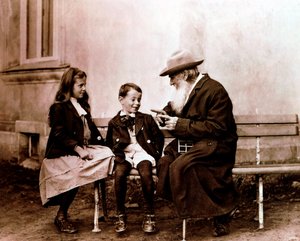 Leo Tolstoy, Russische schrijver, filosoof en mysticus, vertelt zijn kleinkinderen een verhaal, ca. 1890-1910