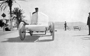 Leon Serpollet in zijn Gardner-Serpollet stoomauto, Nice, 1903 door Unbekannt