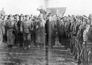 Leon Trotski, Volkscommissaris van Oorlog, inspecteert Rode Leger troepen in Moskou, Rusland