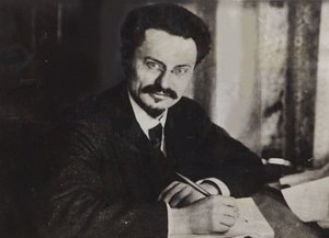 Leon Trotski aan zijn schrijftafel, vroege jaren 1920 door Unbekannt