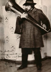 Leonid Andreyev, Russische auteur, speelt een muziekinstrument, ca. 1900 door Unbekannt