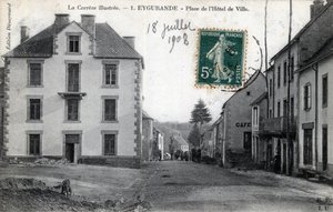 Limousin, Correze (19), Eygurande: uitzicht op de Place de l