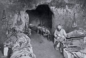 Woonkwartieren in een Franse grot, Eerste Wereldoorlog, 1915 door Unbekannt