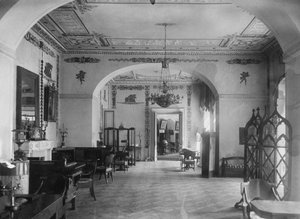 Woonkamer in het Maryino landhuis, begin jaren 1920 door Unbekannt