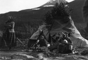 Lokale vrouwen, Lyngen, Noord-Noorwegen, c1920s-c1930s door Unbekannt