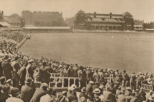 Kijkend naar het Paviljoen vanaf de Mound Stand bij Wereldberoemde Lords, ca. 1935 door Unbekannt