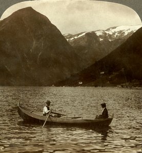 Uitzicht over Essefjord van Tjugum naar met ijs bedekte Kjeipen, Noorwegen, ca. 1905
