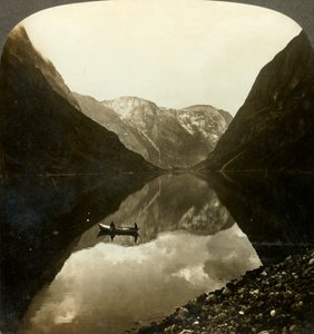 Kijkend naar de diepe, stille Naerofjord, vanuit de buurt van Gudvangen, Noorwegen