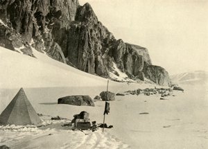 Lower Glacier Depot. De voorraden waren begraven in de sneeuw, ca. 1908, 1909