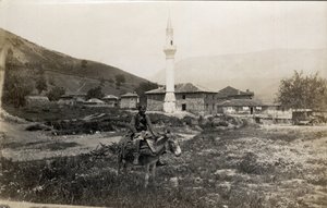 Macedonië, Griekenland: een man op een ezel voor een minaret - Ansichtkaart 1914-1918 door Unbekannt