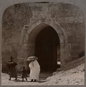 Mohammedaanse vrouwen die Jeruzalem binnengaan via de Herodespoort