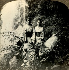 Meisjes van het Land van de Rijzende Zon, onder de Kogijoku-watervallen..., ca. 1900 door Unbekannt