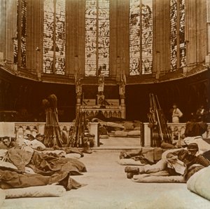 Noodbarakken in een kerk, Marne, Noord-Frankrijk