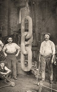 Het maken van de ankerketting van de Titanic bij Hingley & Sons, ca. 1909 door Unbekannt