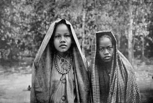 Maleise meisjes, Sumatra, Indonesië door Unbekannt