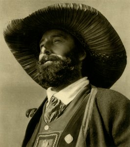 Man in traditionele klederdracht, Tirol, Oostenrijk