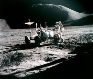 Bemande ruimtevlucht, VS, Apollo 15 astronaut James Irwin, met de Lunar Rover door Unbekannt