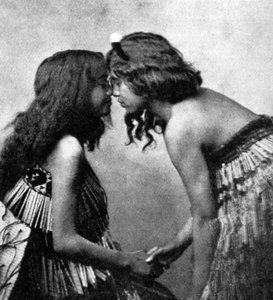 Maori-meisjes wrijven neuzen, ca. 1920