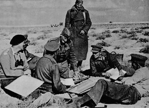 Kaarten en plannen liggen verspreid op het zand, 1942 1944