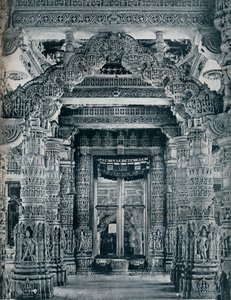 Marmeren beeldhouwwerk bij een ingang van een Jain-tempel in Dilwara, Mount Abu, ca. 1100 door Unbekannt