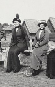 Maria Evgenyevna Golovina, secretaresse van Rasputin en Julia Alexandrovna Den door Unbekannt
