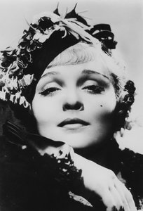 Marlene Dietrich, Duits-Amerikaanse actrice, zangeres en entertainer door Unbekannt