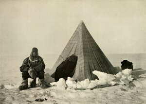 Marshall buiten een tent, op het kamp, circa 1908-1909
