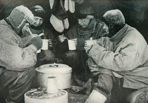 Leden van de Poolpartij eten in het kamp, ca. 1911, 1913 door Unbekannt