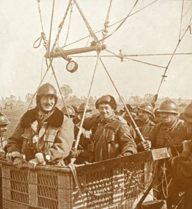 Mannen in observatieballonmand, ca. 1914-1918 door Unbekannt