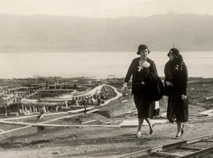 Millicent Veronica Willison, vrouw van William Randolph Hearst, bezoekt het werk voor de berging van oude Romeinse schepen uit het Meer van Nemi, ca. 1930