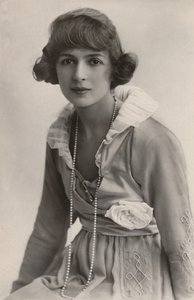Miss Julia James, ca. 1930 door Unbekannt