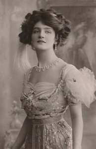 Miss Lily Elsie, 1886-1962, De Vrolijke Weduwe, c1930 door Unbekannt