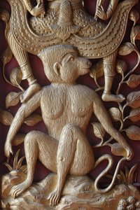 Apenreliëf op een deur in Wat Dab Phai, Chiang Mai, Thailand door Unbekannt