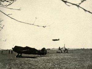 Morane 406 op Vassincourt Vliegveld met Franse Curtiss Hawk en Hurricane door Unbekannt
