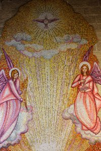 Mozaïek in Sacro Cuore di Gesu kerk: engelen en Heilige Geest, Gallipoli, Italië door Unbekannt