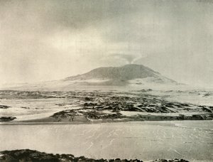 Mount Erebus in uitbarsting op 14 juni 1908 door Unbekannt