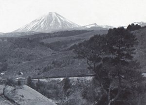 Mount Ngauruhoe, laat 19e-vroeg 20e eeuw door Unbekannt