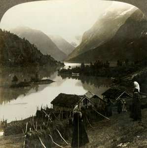 Met bergen omgeven Loenmeer - ongeëvenaard in schoonheid en grandeur - vanaf Seten boerderij, Noorwegen, ca. 1905 door Unbekannt