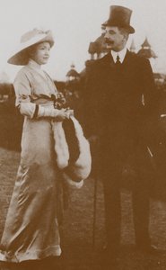 Moura Budberg met haar eerste echtgenoot von Benckendorf bij de paardenraces in Berlijn, 1913