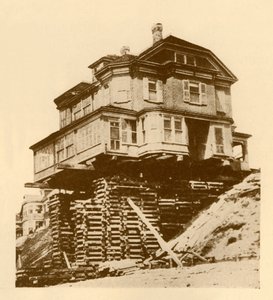 Een huis verplaatsen, ca. 1930